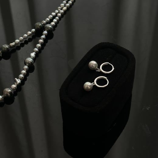 7-8mm Akoya真多麻色海水珠，强光 微瑕，泛着清冷的银灰光泽
纯银耳扣，舒适又百搭 商品图5