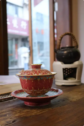 豇豆红错金银图案三才盖碗