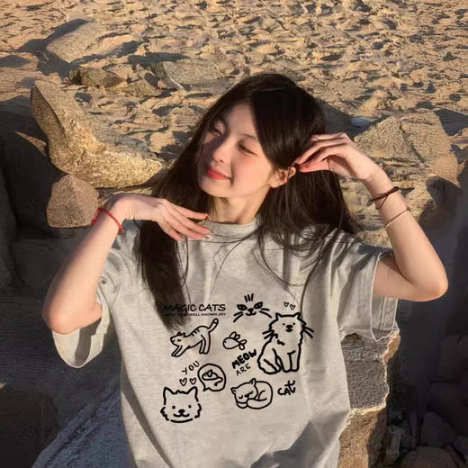 【软萌治愈系穿搭❗️猫咪涂鸦印花T恤】手绘风简笔画猫咪图案，不挑肤色，自带慵懒滤镜，日常出街超显气质，透气亲肤，柔软不闷汗，久穿不易变形，男女短袖小众正肩圆领上衣设计感L 商品图1