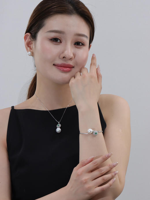 【挚友限定】时来运转-18K金澳白珍珠绿宝石钻石手镯 12-13mm 商品图3