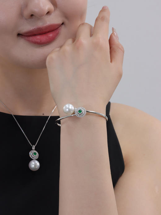 【挚友限定】时来运转-18K金澳白珍珠绿宝石钻石手镯 12-13mm 商品图2