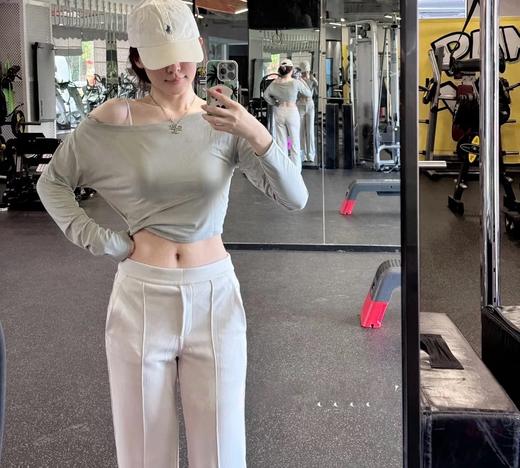 一店d Lu新大爆款人生神裤‼️𝐒𝐨𝐟𝐭𝐬𝐭𝐫𝐞𝐦𝐞 𝐩𝐢𝐧𝐭𝐮𝐜𝐤 捏褶直筒裤终于安排上了 太神奇了 这条裤子非常适合下班直奔健身房 亚洲版！ 商品图14