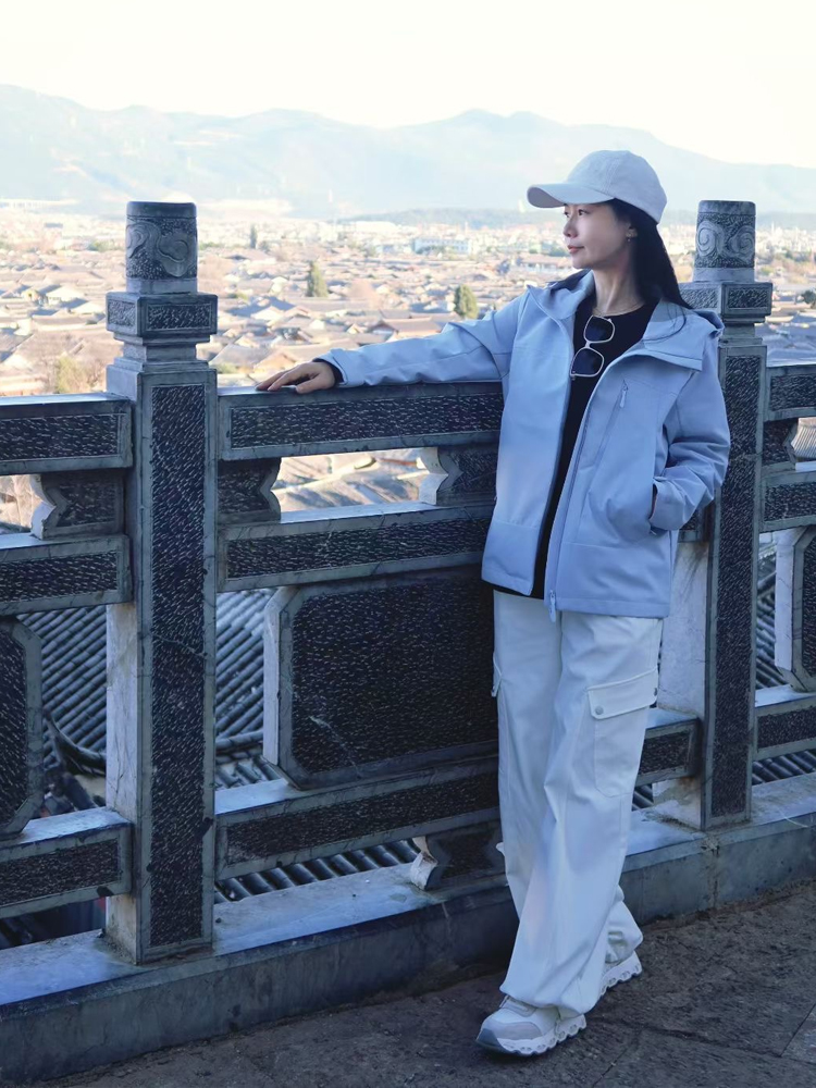 【板娘试穿推荐】男女同款连帽冲锋衣  外面三层复合面料  兼顾保暖和透气  防风防泼水  耐磨防刮  日常休闲/户外活动随意切换~