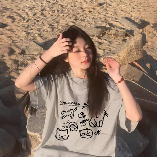 【软萌治愈系穿搭❗️猫咪涂鸦印花T恤】手绘风简笔画猫咪图案，不挑肤色，自带慵懒滤镜，日常出街超显气质，透气亲肤，柔软不闷汗，久穿不易变形，男女短袖小众正肩圆领上衣设计感L 商品图2
