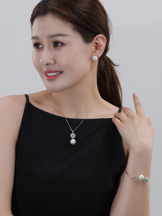 【挚友限定】时来运转-18K金澳白珍珠绿宝石钻石吊坠 13-14mm 商品图3