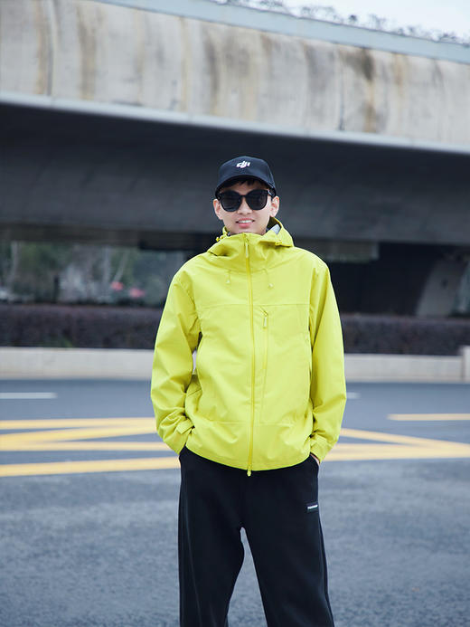 【板娘试穿推荐】男女同款连帽冲锋衣  外面三层复合面料  兼顾保暖和透气  防风防泼水  耐磨防刮  日常休闲/户外活动随意切换~ 商品图5