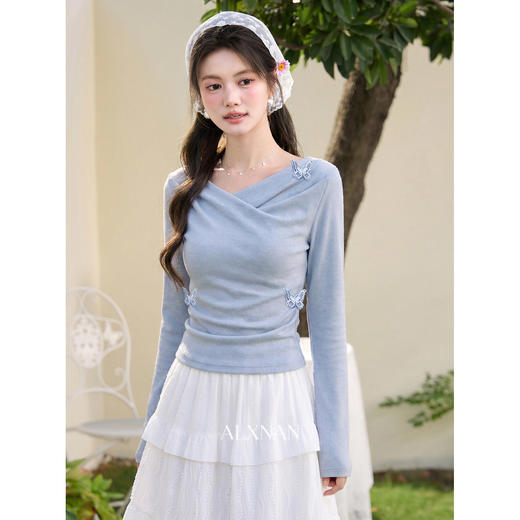 鹿向南「风与蝶序」蓝色设计感掐腰短款针织衫女春季长袖打底上衣 商品图2