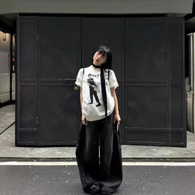 【小众设计感❗️复古吉他手印花T恤】不挑身材的微阔剪裁，完美包容腰腹赘肉与宽胯，打造随性 “下衣失踪” 穿法，遮肉藏胯，梨形身材随便穿，夏季高街情侣大码短袖oversize上衣潮L