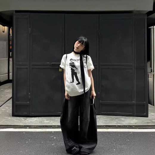 【小众设计感❗️复古吉他手印花T恤】不挑身材的微阔剪裁，完美包容腰腹赘肉与宽胯，打造随性 “下衣失踪” 穿法，遮肉藏胯，梨形身材随便穿，夏季高街情侣大码短袖oversize上衣潮L 商品图0