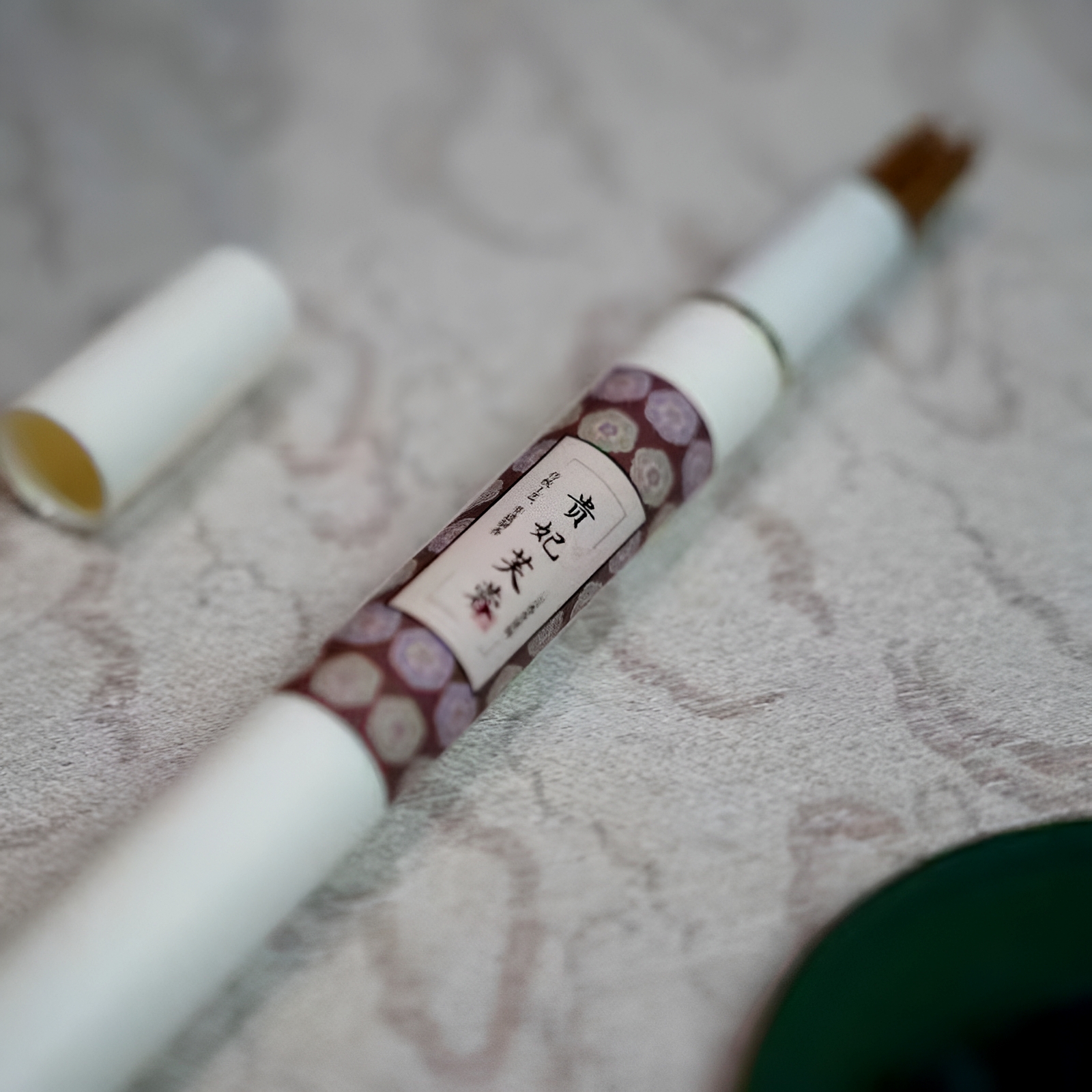 花香系列 贵妃芙蓉 | 从容大气 兼容并蓄   不同于大部分花香的的柔美，这款香有一种兼容并蓄的大气之感，不张扬却能在无形中划定一个笃定的能量场  天然传统中式线香