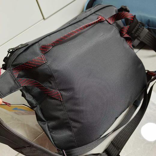 原单正品 klattermusen攀山鼠邮差包高特通勤骑行包 单肩斜挎电脑包，
颜色 黑  银松绿
尺寸36*26*10 商品图4