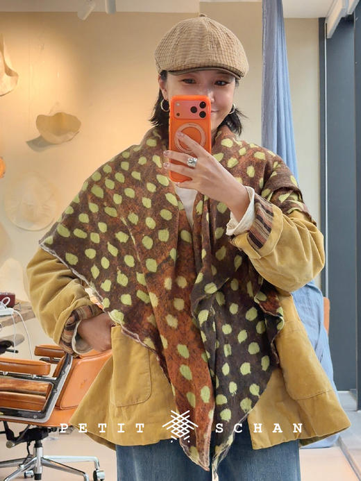 PETIT SCHAN小闪 ACC#054 A single spark 星星之火 纯羊绒手工印花手工洗缩不规则波点大披肩 商品图5