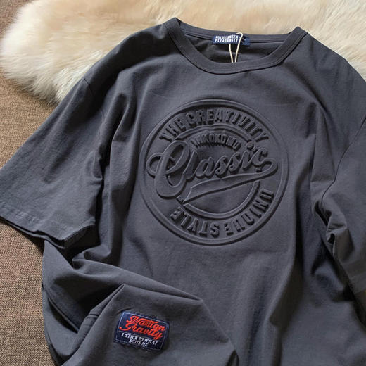 【oversize慵懒风❗️复古浮雕字母T恤】搭配经典美式徽章设计，轻松打造街头复古风，选用重磅纯棉面料，手感厚实软糯，透气吸汗，久穿不易变形，上身挺括有型，韩版潮宽松潮牌半袖3D印花上衣L 商品图3