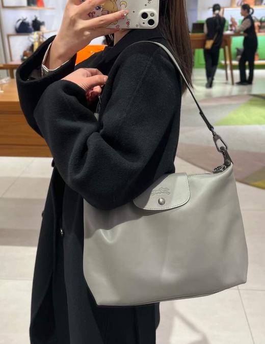 ​毒家！ 进口皮  两色！珑骧hobo按扣拉链饺子包月牙包 商品图1