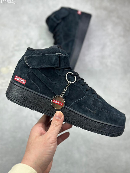 春季特惠💰460 Supreme x Nike Air Force 1 Mid 上体现得淋漓尽致！整鞋采用细腻的翻毛麂皮打造 商品图3