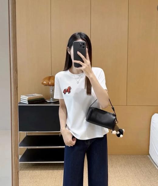 男女同款【情侣款小马刺绣短袖】宽松直筒的短袖T恤版型，上身自然贴合身形，干干净净的底色配红色小马WD 商品图2