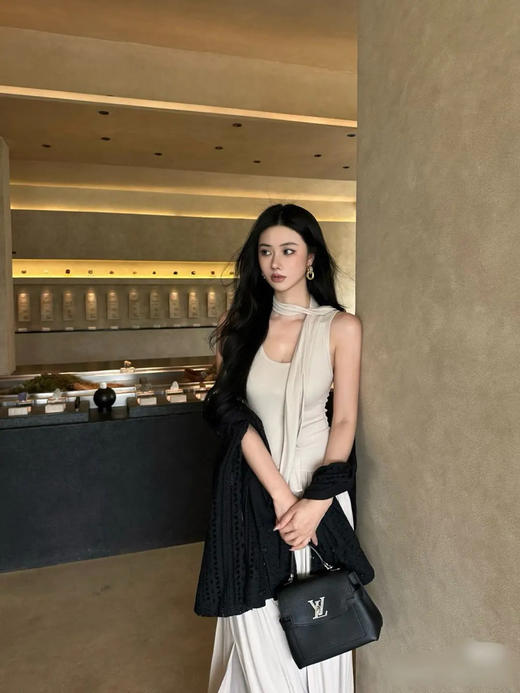 LV lockme ever 中号 黑色 牛皮 银扣 手提 斜款包 商品图3