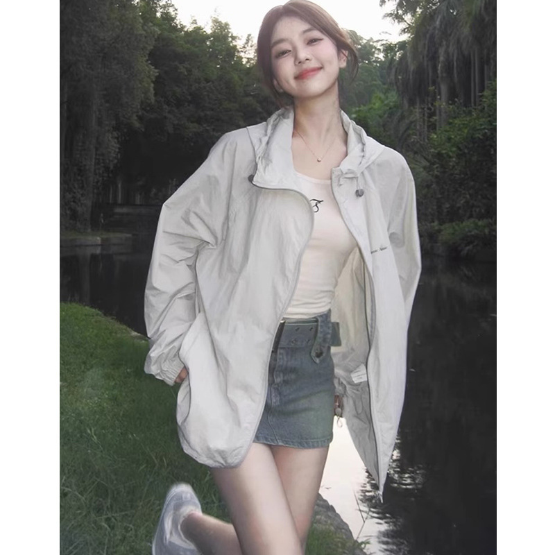 【夏日氛围感担当❗️轻氧防晒外套】超薄透气科技面料，轻如蝉翼，告别闷热黏腻，体感清爽一整天，宽松落肩 + 中长款剪裁，不挑身材，轻松藏肉显瘦，打造随性慵懒风，百搭宽松防紫外线薄款防晒服外套潮L