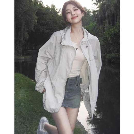 【夏日氛围感担当❗️轻氧防晒外套】超薄透气科技面料，轻如蝉翼，告别闷热黏腻，体感清爽一整天，宽松落肩 + 中长款剪裁，不挑身材，轻松藏肉显瘦，打造随性慵懒风，百搭宽松防紫外线薄款防晒服外套潮L 商品图0