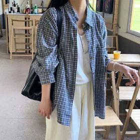 【韩系慵懒氛围❗️复古蓝白格纹宽松衬衫】经典蓝白小格纹，自带韩系慵懒氛围，不挑穿搭风格，轻松穿出随性松弛的日常感，落肩设计包容肩宽，适度放量不压个子，休闲格纹外套宽松外搭衬衣L★美物社