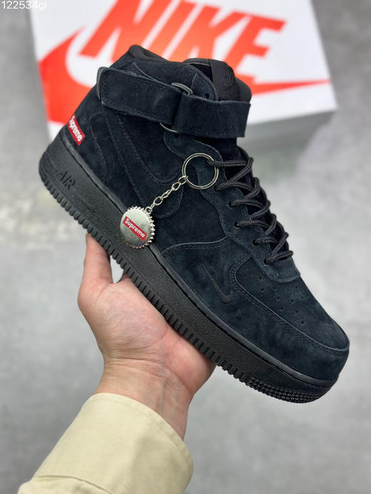春季特惠💰460 Supreme x Nike Air Force 1 Mid 上体现得淋漓尽致！整鞋采用细腻的翻毛麂皮打造 商品图0