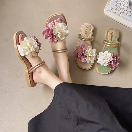 【 行走的春日画报❗️复古立体花凉拖】手工立体双色花朵装饰，层次丰富，自带复古油画感，拍照超出片，轻量软弹鞋底，久穿不累脚，一字拖鞋外穿居家轻便百搭平底拖鞋L 商品图3