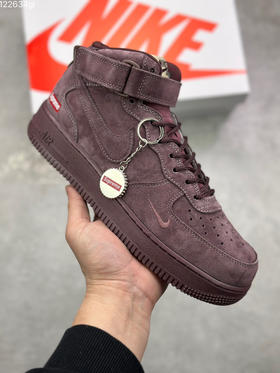 春季特惠💰460 Supreme x Nike Air Force 1 Mid 上体现得淋漓尽致！整鞋采用细腻的翻毛麂皮打造