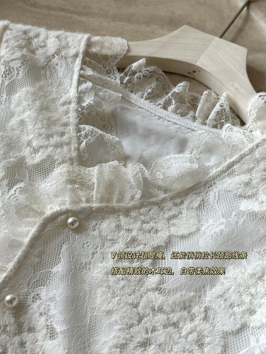 花间影~早春新款法式温柔风钩花水溶蕾丝拼接V领蕾丝衫 商品图9