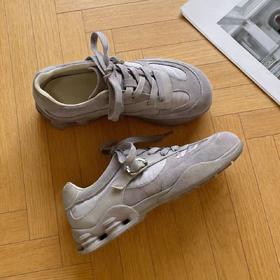 【15天发货】灰色休闲鞋，轻运动系列，走路不累，自带回弹！鞋面高丝光+牛反绒材质拼接，内里是羊皮，正码正拍，后跟3.5厘米