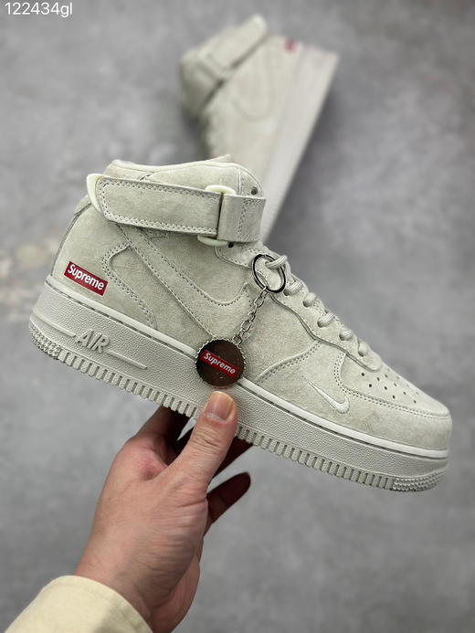 春季特惠💰460 Supreme x Nike Air Force 1 Mid 上体现得淋漓尽致！整鞋采用细腻的翻毛麂皮打造 商品图3