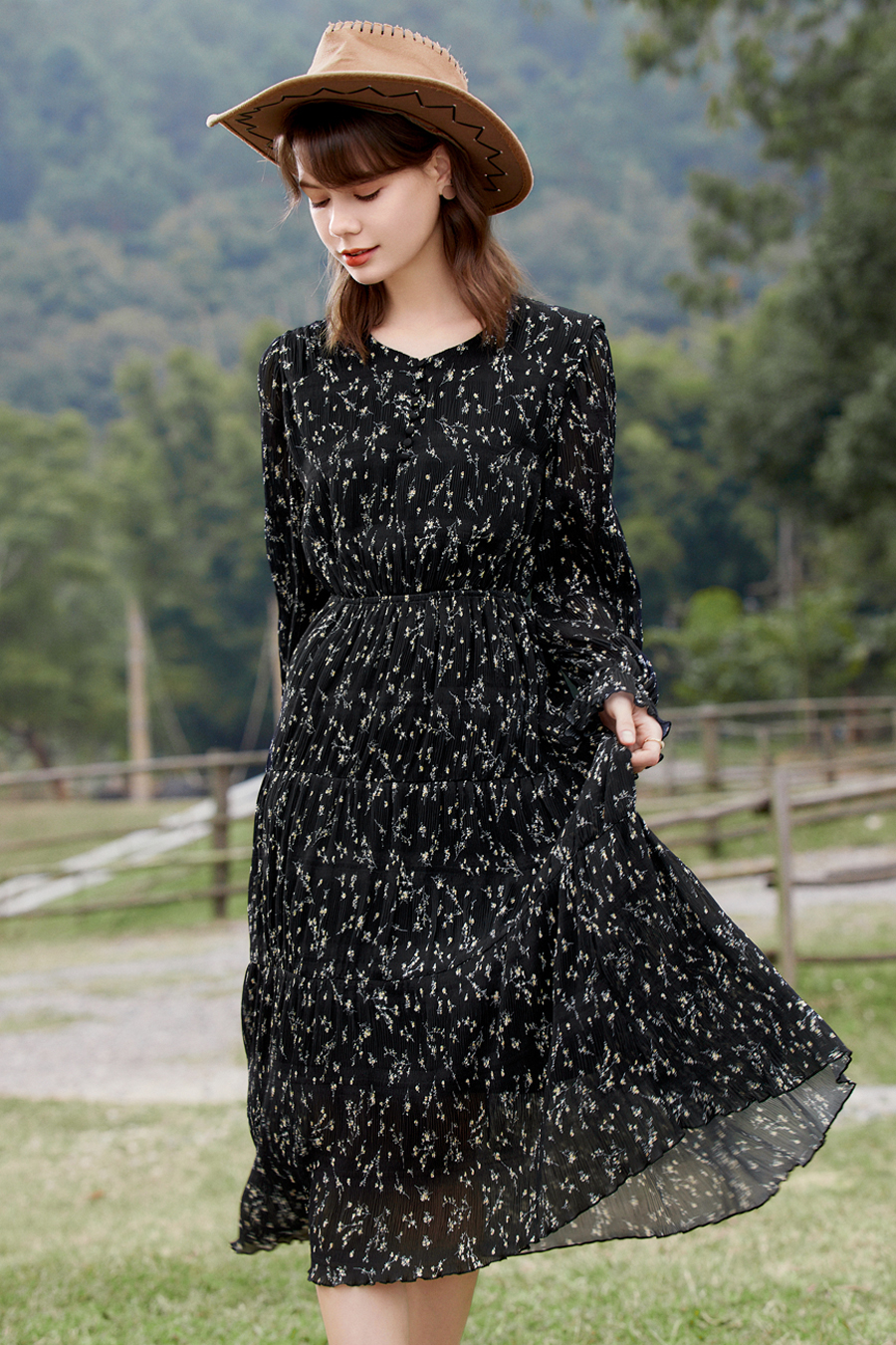 【百图lulu定制】【风铃木连衣裙】黄色风铃木 花朵 黑色圆领  喇叭袖 收腰连衣裙