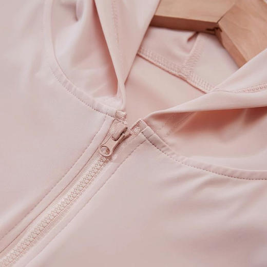 【兼顾防晒与颜值❗️冰丝修身防晒外套】超薄冰丝科技面料，触感凉滑，透气不闷汗，告别传统防晒衣的 “雨衣感”，体感清爽一整天，贴合身体曲线，轻松勾勒小蛮腰，防紫外线夏季外套户外运动透气防晒服L★美物社 商品图1