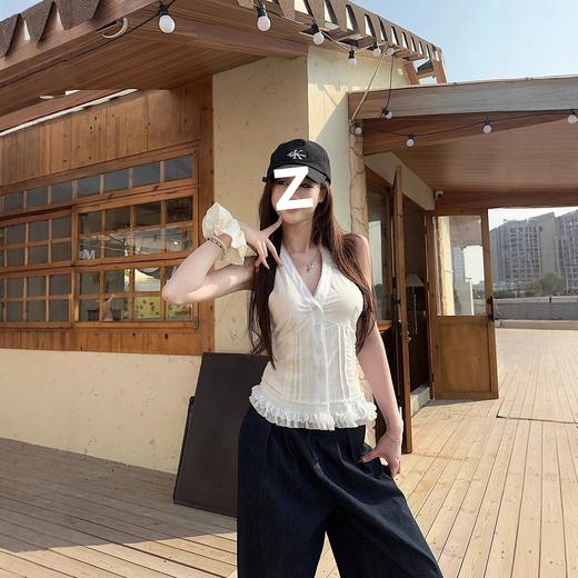 【小众设计感❗️蕾丝花边V领挂脖上衣】法式纯欲挂脖设计，露肩不挑肩，「解锁天鹅颈」收腰版型贴合腰线，轻松穿出 “上窄下宽” 黄金比例，V领收腰袖吊带背心女L 商品图2