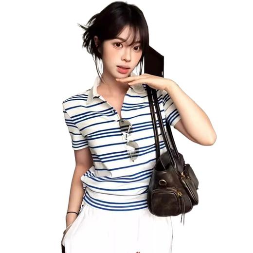【小众设计感❗️美式复古条纹POLO衫】经典蓝白条纹，自带清爽的海风感，利落翻领 + 半开襟纽扣，修饰颈部线条，比普通T恤更显精致与层次感，收腰短袖T恤夏季正肩短款L 商品图4
