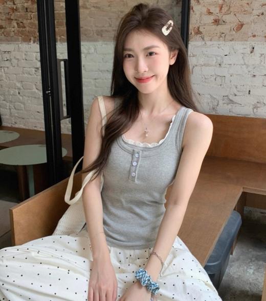 老米优品🎈3-5天！2件包邮！《纽扣蕾丝小背心》假两件层次感设计，开春的温柔小心机~ BX260303A 商品图0