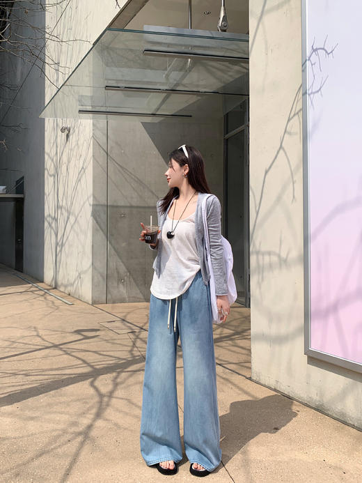 【多妈团购 蓝调微喇超模裤2519】开春穿搭 薄棉牛仔，太软啦~腿型不好的姐妹闭眼拍，修饰腿型太绝了！每一处都干干净净，清清爽爽-连横 商品图5