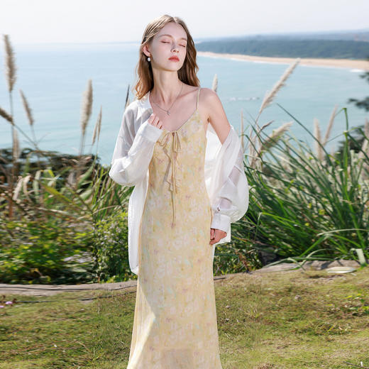 三彩2026春季新款碎花吊带裙荷叶边连衣裙斜裁长裙度假M 商品图3