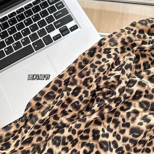 【告别路人感❗️复古豹纹防晒衬衫】：轻薄透气的雪纺材质，触感冰凉丝滑，有效阻隔紫外线，夏日出行无惧骄阳，不挑身材，轻松藏肉显瘦，防晒休闲百搭宽松衬衫上衣女L 商品图3