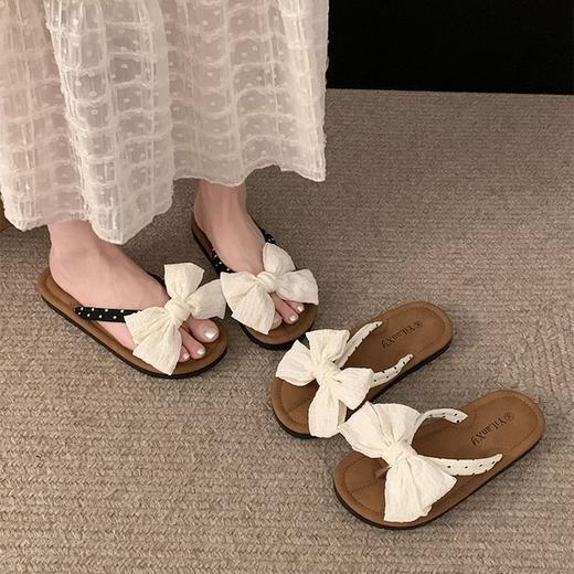 【解锁百变风格❗️波点蝴蝶结夹脚拖鞋】立体褶皱大蝴蝶结搭配经典波点织带，撞色设计自带复古甜妹气质，踩上就是行走的氛围感神器，居家外穿都吸睛，新款爆款配裙子防滑凉拖鞋，平底人字拖鞋女夏外穿L 商品图3