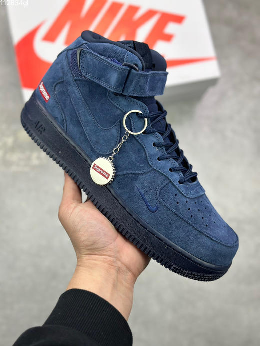 春季特惠💰460 Supreme x Nike Air Force 1 Mid 上体现得淋漓尽致！整鞋采用细腻的翻毛麂皮打造 商品图0