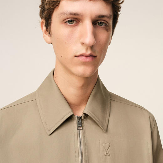 AMI PARIS 男士心形徽标刺绣棉质斜纹布拉链外套 灰褐色 HJK884 CO0132 A036 商品图3