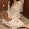 【甜美公主风❗️法式纯欲风睡裙】甄选亲肤透气的柔滑面料，触感如云朵般软糯，透气不闷汗，四季都能享受裸感舒适，勾勒锁骨线条，宽松版型不挑身材，宫廷蕾丝长袖睡裙女，宽松长款过膝少女家居服L 商品缩略图3