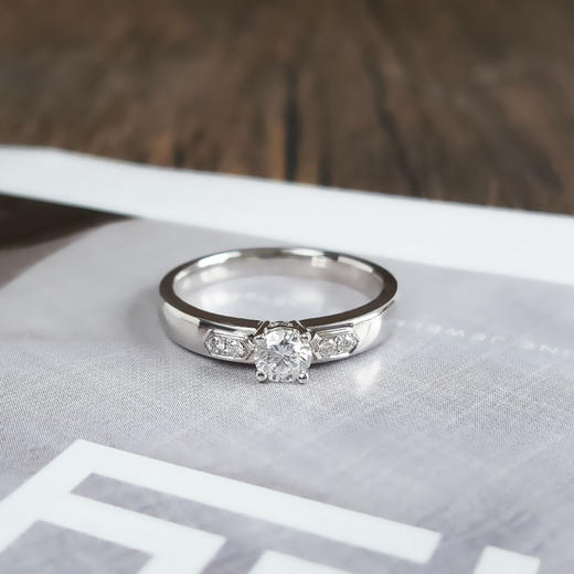【天然正品】AU750白金时尚设计款0.244克拉钻石戒指12号（戒圈可改）030226NJS41 商品图5