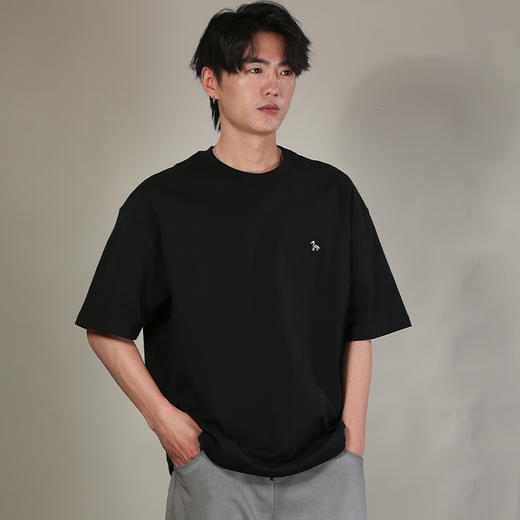 DRONKOO 2026 圆领左胸彩色马后皮标字母刺绣微阔短袖T恤 商品图3