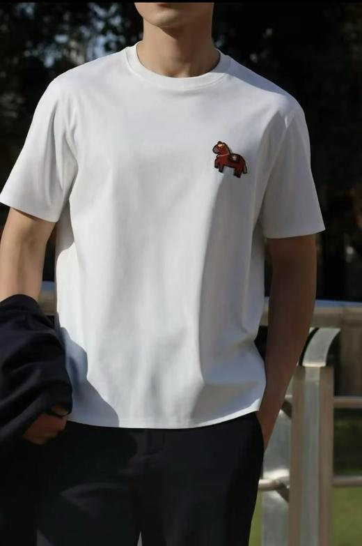 男女同款【情侣款小马刺绣短袖】宽松直筒的短袖T恤版型，上身自然贴合身形，干干净净的底色配红色小马WD 商品图1