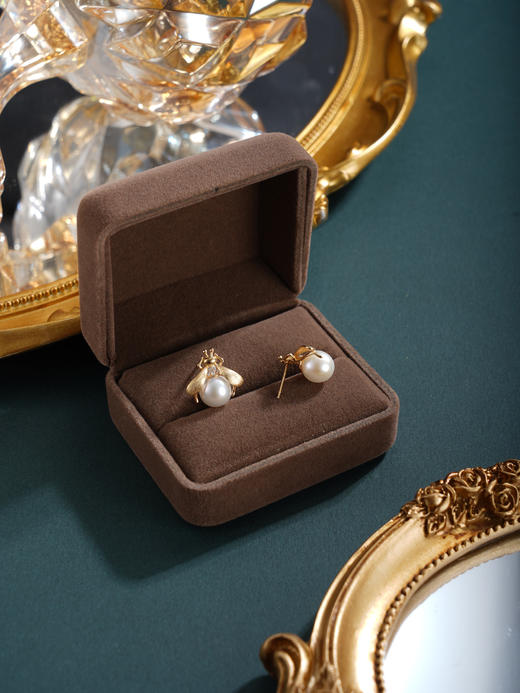 子佩集【蜜恋时光‌】银S925珍珠惜王妃耳钉【MLEH037】镀金蜜蜂2602 商品图3