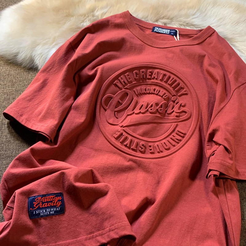 【oversize慵懒风❗️复古浮雕字母T恤】搭配经典美式徽章设计，轻松打造街头复古风，选用重磅纯棉面料，手感厚实软糯，透气吸汗，久穿不易变形，上身挺括有型，韩版潮宽松潮牌半袖3D印花上衣L