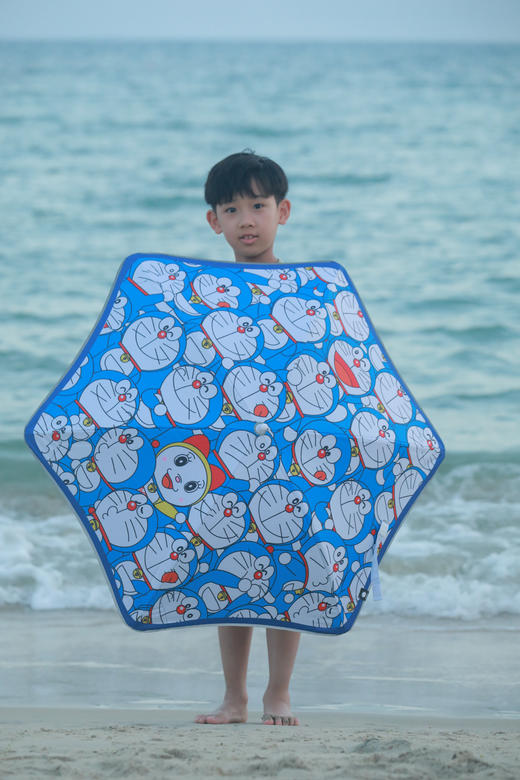 ✨来自哆啦A梦 —— 🌻【mamoru联名 哆啦a梦儿童晴雨伞】 ✅黑胶防晒涂层 ✅隔热降温，UPF50+ ✅0尖角设计 ✅伞边缘添加了反光条 🎯呵护孩子的童年。 商品图5