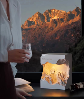 🌈送礼就选🫶「 尹谜日照金山香薰灯礼盒」火爆小红薯的香氛夜灯🌟，首发直降30❗️ 纯手工雕刻，🔥雪山纹路清晰又精致，天然植物萃取精油调香，散香舒缓持久 