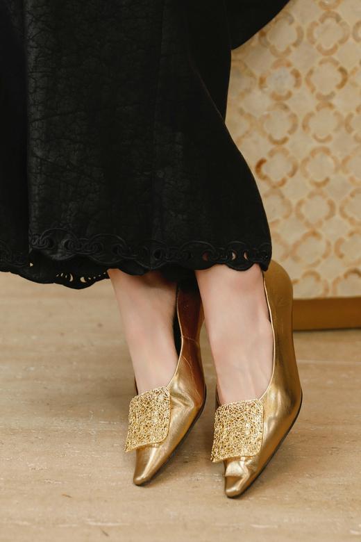 优雅时髦国风小尖头猫跟鞋 双色牛皮鞋面；里垫 羊皮柔软舒服不磨脚 复古气质摩登，3cm跟高上脚软糯久走不累👍 简约金属方扣低调显贵，越看越有品味！ 商品图9